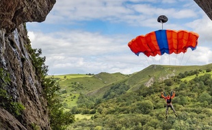 Un base-jumper. Illustration.