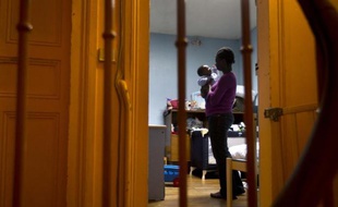 Une femme et son enfant ont trouvé refuge dans un centre d'hébergement administré par les paroisses catholiques de Bondy, en banlieue parisienne, le 5 février 2013