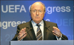 Quant au président de la Fédération internationale (Fifa), Joseph Blatter, invité, il n'a pas manqué d'apporter son soutien: "La pyramide du football peut-elle s'écrouler à cause du lucre de certains? Peut-on concevoir le football sans les sélections? (...) Il y a un minimum de respect à observer".