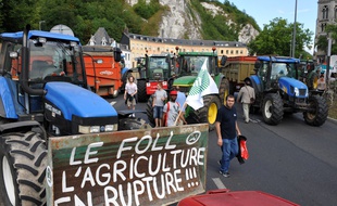 Ce mardi 21 juillet, les éleveurs de Normandie ont bloqué les accès de Rouen. ROBERT BEAUFILS