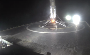 Atterrissage du premier étage du lanceur de la fusée Falcon 9 sur une barge, le 14 août 2016.