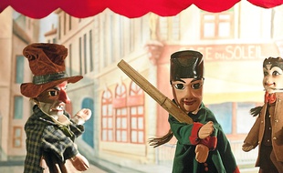 Guignol ira se promener dans les jardins de la ville.