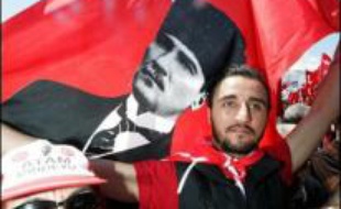 Plus d'un million de personnes, selon des sources policières, arborant drapeaux et portraits du fondateur de la Turquie moderne, Mustafa Kemal Atatürk, défilaient dans la paix à Istanbul pour défendre les principes laïques de la République et la démocratie.