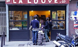 Une file d'attente devant le local temporaire de La Louve à Paris le 21 février 2015