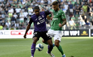 Wesley Saïd, ici au duel avec le Stéphanois Denis Bouanga, a été très remuant pour sa première titularisation avec le TFC. JEFF PACHOUD