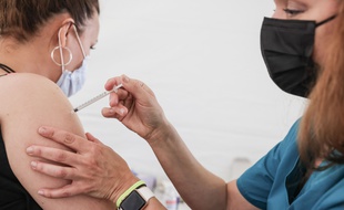 Illustration d'une jeune femme recevant un vaccin anti-Covid-19.