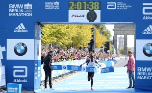 Le Kenyan Eliud Kipchoge a établi le record du monde du marathon à Berlin.