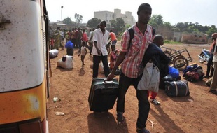 Des jihadistes algériens sont arrivés vendredi à Gao (nord-est) en renfort aux islamistes qui contrôlent la ville après en avoir chassé deux jours plus tôt les rebelles touareg du Mouvement national pour la libération de l'Azawad (MNLA), a appris l'AFP de sources concordantes.