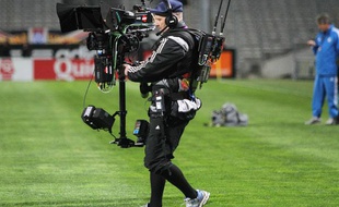 Un caméraman de Canal + filme le match OM-PSG, au stade Vélodrome le 20 avril 2011. Bientôt une image collector?