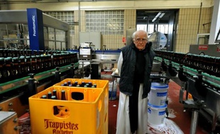 Un moine trappiste dans la brasserie de Rochefort le 19 février 2014