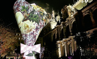 Le bouquet lumineux de Chantal Thomass place à de la Bourse.