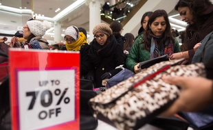 Des clientes en quête de bonnes affaires au magasin Selfridges dans le centre de Londres lors des premières heures du Boxing Day.