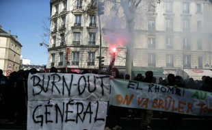 Des étudiants manifestent contre la loi travail le 5 avril 2016 à Paris