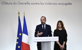 Le Premier ministre, Edouard Philippe, et Marlène Schiappa, la secrétaire d'État chargé(e) de l'Égalité entre les femmes et les hommes lors de la conférence de presse de clôture du Grenelle des violences conjugales, le 25 novembre 2019.
