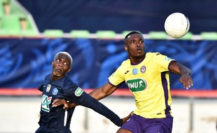 Le defenseur toulousain Jean-Philippe Celestin (à droite) lors du quart de finale de la Coupe de France, perdu face au club amateur de Rumilly.