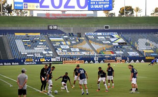 Les Los Angeles Galaxy à l'échauffement dans leur stade à Carson.