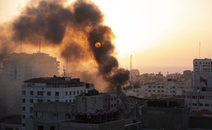 Après une semaine noire entre l’Etat hébreu et le Hamas islamiste, l’armée israélienne a mené, aux premières heures lundi 17 mai 2021, une intense série de frappes sur Gaza.