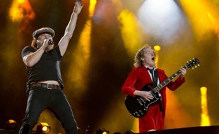 Le chanteur Brian Johnson et le guitariste Angus Young du groupe AC/DC lors d'un concert à Nuremberg le 8 mai 2015