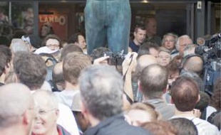 La statue de bronze a été dévoilée hier soir, place de la Libération.