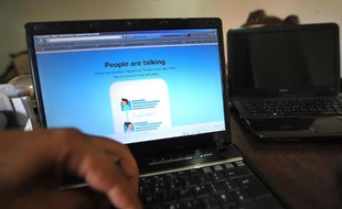 Les entreprises, de plus en plus présentes sur les réseaux sociaux, se rendent compte que ces nouveaux médias révolutionnent la relation entre les professionnels et leurs clients, qui se doit d'être plus réactive et personnalisée.