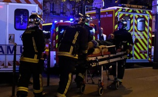 Un blessé est évacué après l'attaque du Bataclan, dans la nuit du 13 au 14 novembre 2015