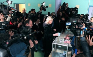 A Hénin-Beaumont, terre socialiste sinistrée qui a plébiscité Marine Le Pen au premier tour, les électeurs se rendaient, un peu résignés, aux urnes dimanche, exprimant leurs doutes face aux candidats et se déclarant lassés des promesses non tenues.