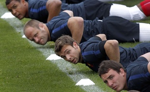 Thierry Dusautoir, William Servat, Vincent Clerc et Louis Picamoles (de haut en bas), lors d'un entraînement du XV de France à Auckland, lors de la Coupe du monde en Nouvelle-Zélande, le 15 octobre 2011.