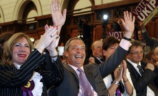 Nigel Farage célèbre la victoire de son parti britannique europhobe, l'Ukip, après l'annonce des résultats dans la nuit de dimanche à lundi 26 mai 2014.