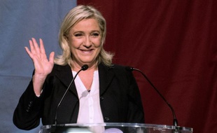 La présidente du Front National, Marine Le Pen réagit après l'annonce des résultats du 1er tour des élections régionales, le 6 décembre 2015 à Hénin-Beaumont en Picardie