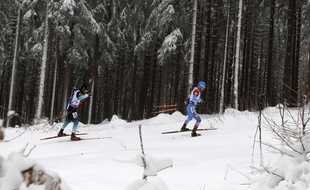 Martin Fourcade derrière Alexander Loginov lors du sprint d'Oberhof, le 11 janvier 2019.