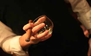 Un homme tient un cigare (photo d'illustration)