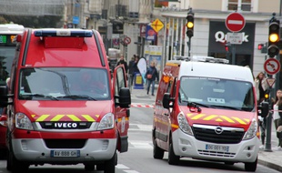 Des camions de pompiers ici dans les rues de Rennes.