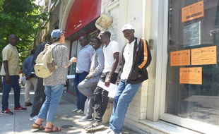 Des migrants attendent devant le Forum réfugiés de Nice pour déposer une demande d'asile, le 29 mai 2017