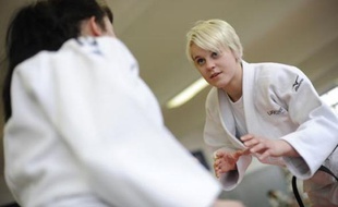 La judoka Moragane Ribout (à droite), à l'entraînement en avril 2009 dans le dojo du Lagardère Paris Judo.