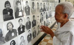Une centaine d'employés du Tribunal pour les Khmers rouges au Cambodge se sont mis en grève dimanche pour obtenir le paiement des salaires qui ne sont plus versés depuis juin, les donateurs internationaux rechignant à renflouer les caisses vides.