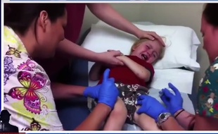 La vidéo laisse sous-entendre que les enfants pourraient bientôt avoir à subir onze vaccinations successives.
