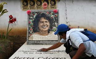 Un homme nettoie la tombe de Berta Caceres, activiste écologique tuée le 3 mars 2016 au Honduras où elle se battait contre un grand projet hydraulique.