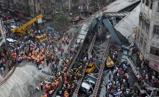 Un autopont s'est effondré le 31 mars à Calcutta, en Inde, faisant au moins 15 morts