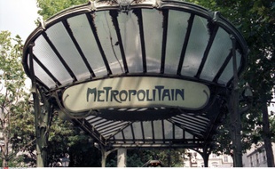 Entrée du métro à Paris.