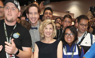 Jodie Whittaker, la nouvelle incarnation de Docteur Who, entourée de fans de la série, au Comic Con de San Diego (Etats-Unis), le 19 juillet 2018.