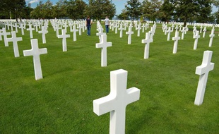 Dans le cimetière américain de Colleville-sur-Mer où reposent les soldats américain tombés en 1944 lors du Débarquement sur les plages de Normandie.