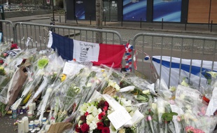 Le 15 janvier 2015, les hommages continuent devant l'Hyper Cacher où Amedy Coulibaly a pris des otages et tué plusieurs d'entre eux le 9 janvier 2015.