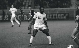La légende brésilienne Pélé, lors d'un match au parc des princes