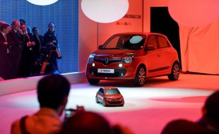 Des visiteurs du Salon de l'automobile de Genève regardent un nouveau modèle de Twingo, le 4 mars 2014