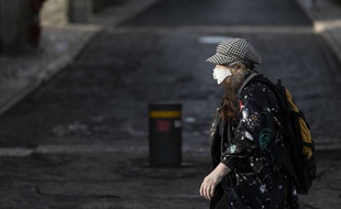 Une femme porte un masque dans les rues de Lisbonne le 18 mars 2020, alors que le coronavirus a confiné les populations de nombreux pays d'Europe.