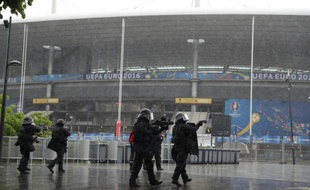 Des membres du Raid participent à un exercice de sécurité devant le Stade de France à Saint-Denis le 31 mai 2016