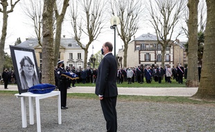 Le Premier ministre, Jean Castex, préside, le 30 avril 2021, la cérémonie d'hommage national à la fonctionnaire de police tuée à Rambouillet une semaine plus tôt.