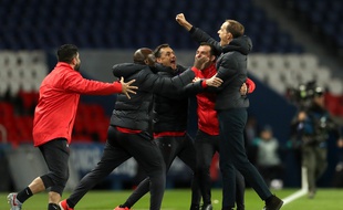 Thomas Tuchel et son staff exultent au coup de sifflet final de la victoire contre Dortmund en 8e de finale retour de la Ligue des champions, le 11 mars 2020.