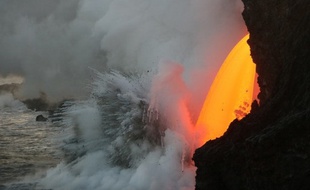 Un torrent de lave se déverse dans l'océan pacifique à Hawaii