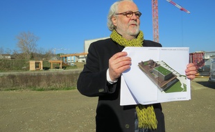 L'architecte Philippe Madec, sur le chantier du centre culturel de Cornebarrieu le 17 février 2016.